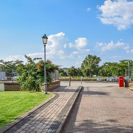 2 Bedroom Beautiful In Monterosi