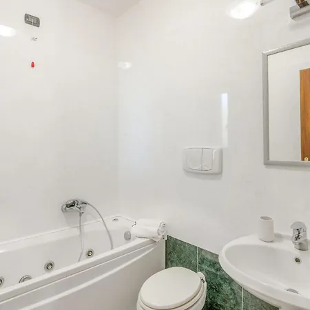 2 Bedroom Beautiful In 度假居