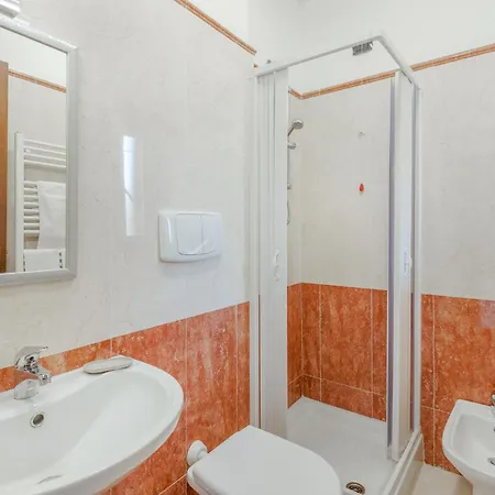 2 Bedroom Beautiful In Holiday home *