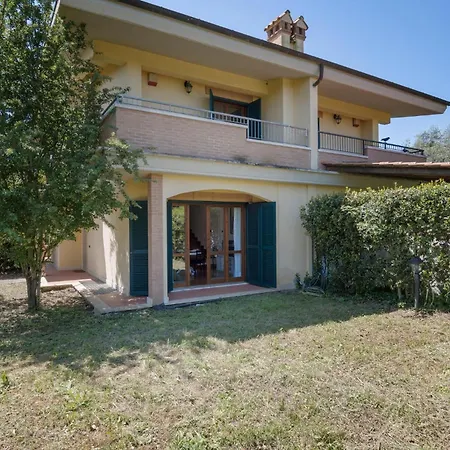 2 Bedroom Beautiful In Holiday home *